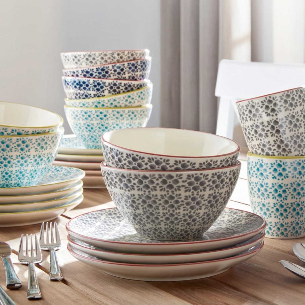 Geschirr gemustert