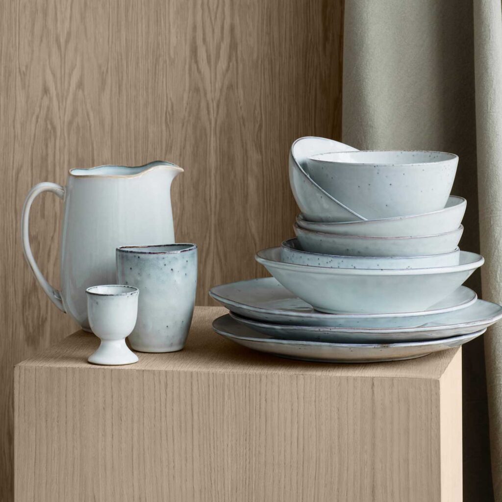 Geschirr hellgrau
