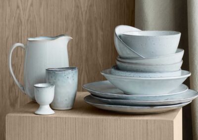 Geschirr hellgrau